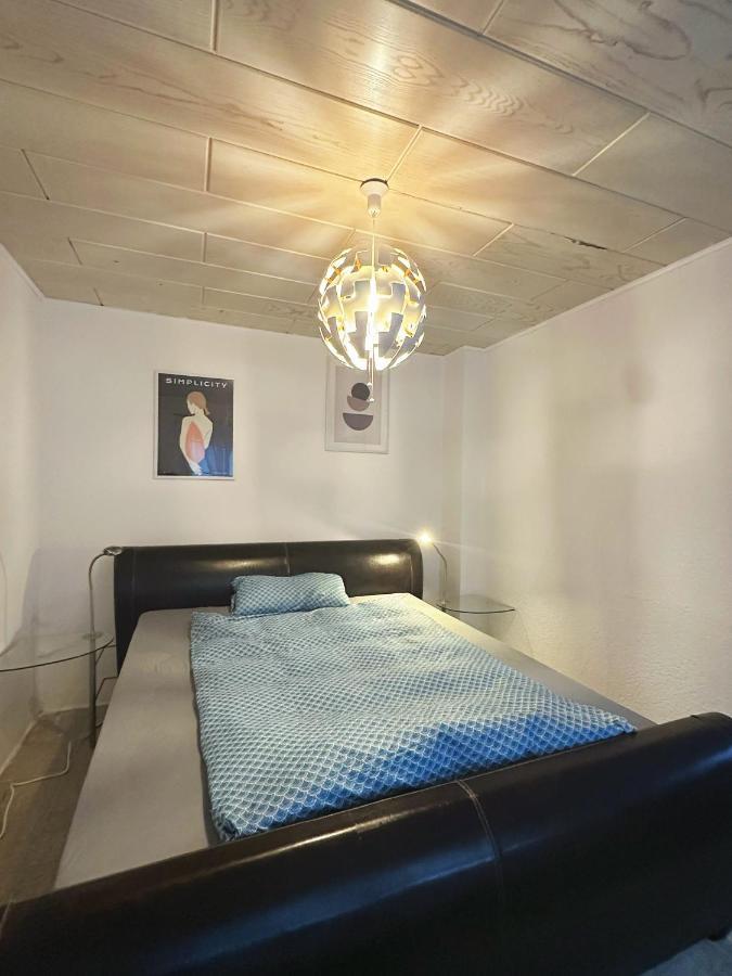 Zimmer In Reihenhaus Mit Terrasse ドゥイスブルグ エクステリア 写真