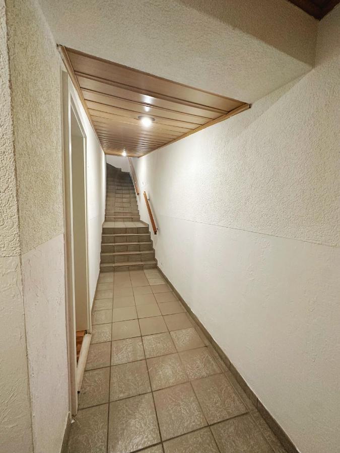 Zimmer In Reihenhaus Mit Terrasse ドゥイスブルグ エクステリア 写真